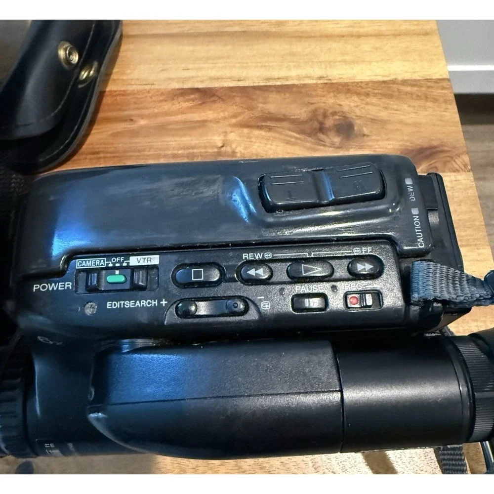 Sony CCD-TR4 Video8 8mm Handycam Camcorder 6x Zoom Battery Case Untested